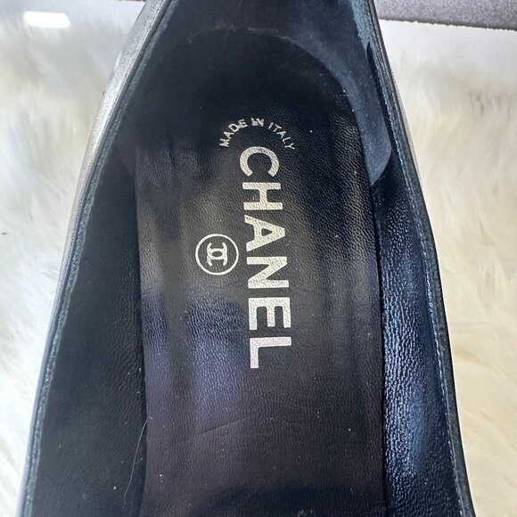 Authentic Chanel Leather Round Toe Pumps - Sz 40 - Picture 5 of 13